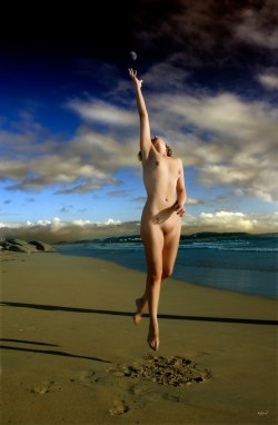 nakedpoets:  play naked at the beach, feel the breeze, feel better  