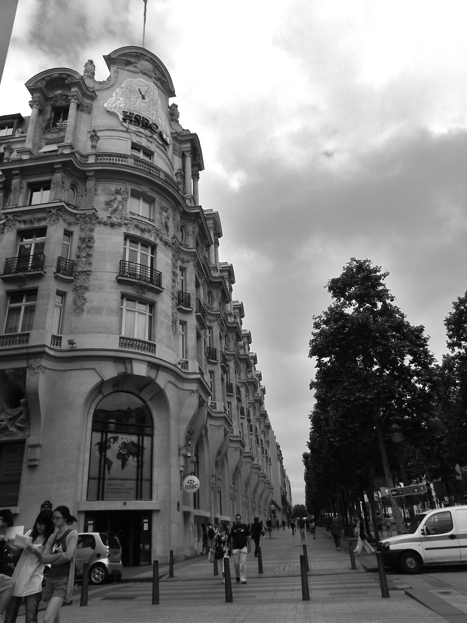 zeppelinrules:  Champs Élysées, Paris 
