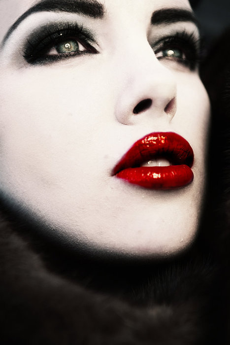 boundbyswordsandroses:  I’ve always thought black hair, pale skin, blue or green eyes and red lips was the prettiest combination out there. ^^ This photo definitely lives up to that! 