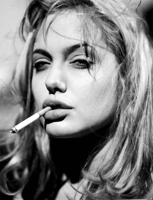 Sex Angelina Jolie mit blonden Haaren und Zigarette pictures