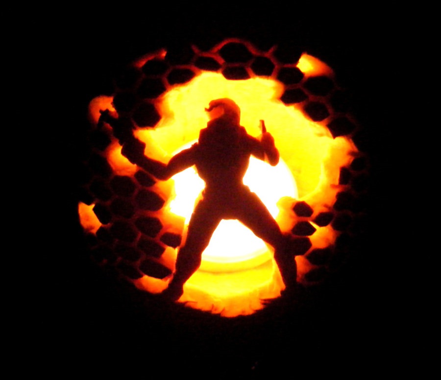 Master Chief rocks his Bubble Shield in this Halo inspired Halloween Pumpkin design by TYPK! This was created for the deviantART Halloween Carving Contest.
Master Chief Bubble Shield by TYPK
Via: Halo News