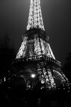 black-and-white:  eiffel tower (by maysun94)