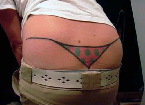 Tanga tatuado.