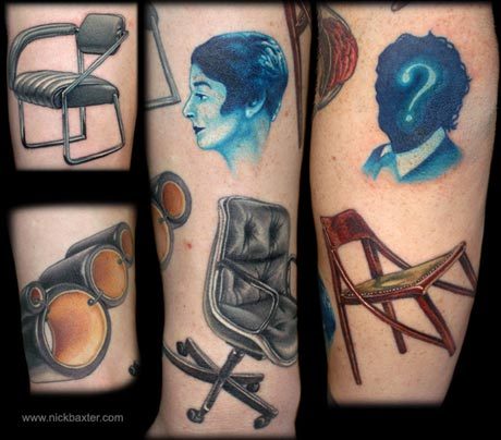 Tatuajes de sillas y personas azules.