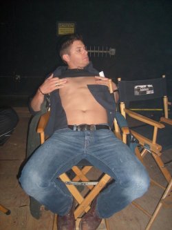 mishathegayangel:  deansawedoff:  tylerspc:  HOT DAMN! XD   THOSE PERKY NIPPLES . DAMN .  JENSEN I LOVE YOU  