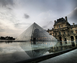 lucianthinuscrystalni:  kari-shma:  Reflections of Musée du Louvre (by ’ Toshio ‘)  