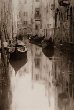 missfolly:  Venetian Canal (or A Bit of Venice) by Alfred Stieglitz, 1897   Któż nie musiał pokonywać przelotnego dreszczu, tajemnego strachu i niepokoju, gdy po długiej niebytności miał wsiąść do weneckiej gondoli? Osobliwa ta łódź, zachowana