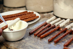 allthingsgirly:  white chocolate + pretzels