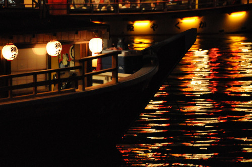 omochiwokudasai:  Japanese houseboat -屋形船@東京湾- (by mukarin)