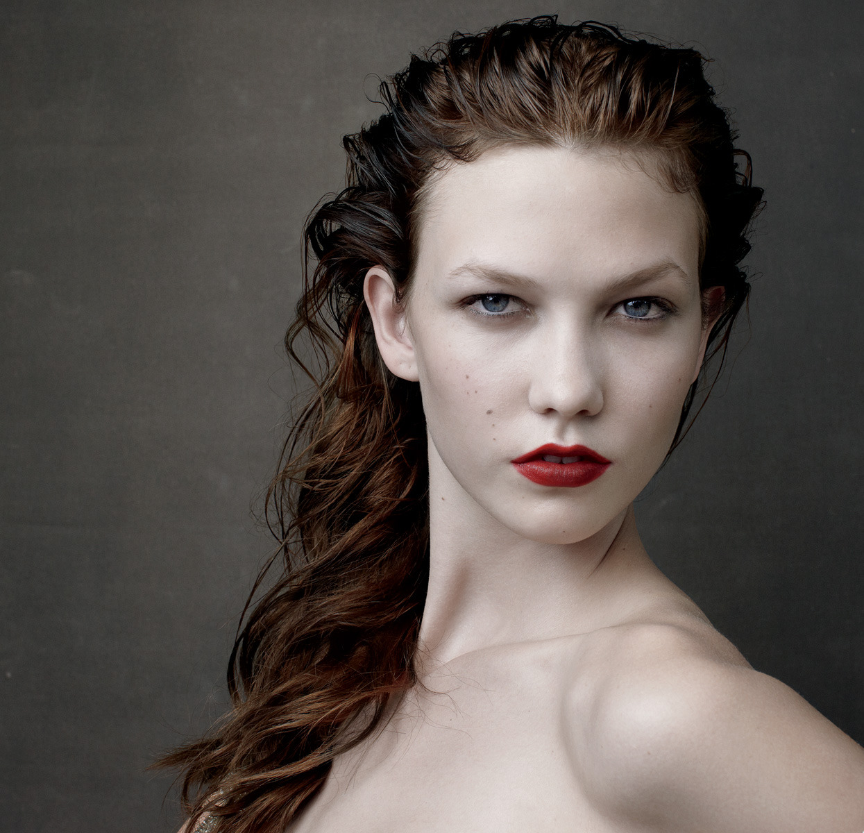suicideblonde:  Karlie Kloss photographed by Annie Leibovitz, Sept 2009 