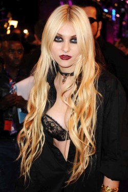 dungabunga:  Taylor Momsen flashes some titty