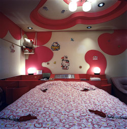 Only In Japan Gwynyfier:  Hello Kitty Bondage Hotel Room 