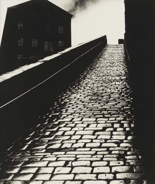 lady-niente:  · Bill Brandt, Snicket in Halifax, 1937 ·   Było, było&hellip;