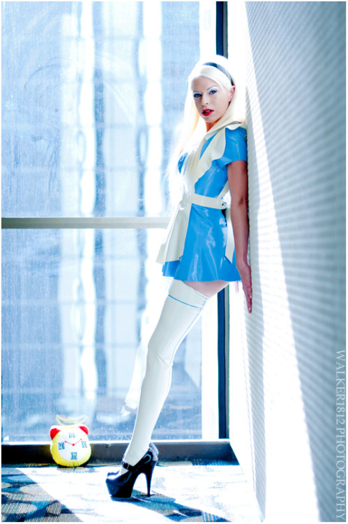 dddecember:  yesimapervert:Anyone notice the Alice theme?