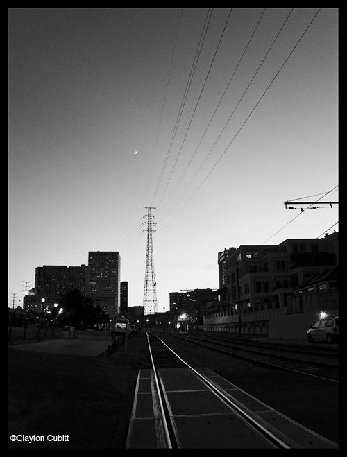 refugado:  claytoncubitt:  Crescent moonrise over the CBD, New Orleans  by Clayton