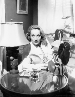 illustratedstorybook:  Marlene at home. 