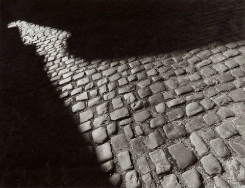 luzfosca:  Stanko Abadzic Prague Looking through the Keyhole via   O, paryski bruk!