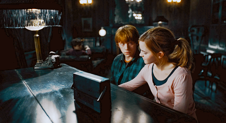 laksjdhfg09:  Look at how Ron is looking at Hermione. :’)  
