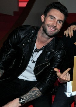 yellowasian:  Adam Levine | Victoria’s Secret Show, 11.10 