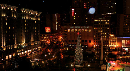 avbby:   dopesole:    The sky is filled with cold air. People dressed in coats, scarves, and gloves. Window shopping with your friends. Finding gifts for a loved one. Christmas music playing at Union Square. People ice skating at the ice rink. Couples