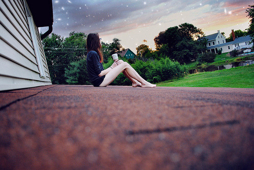 youremyfirework:    Há uma parte de mim que finge estar bem, e outra parte que, sinceramente, eu nem a sinto. 