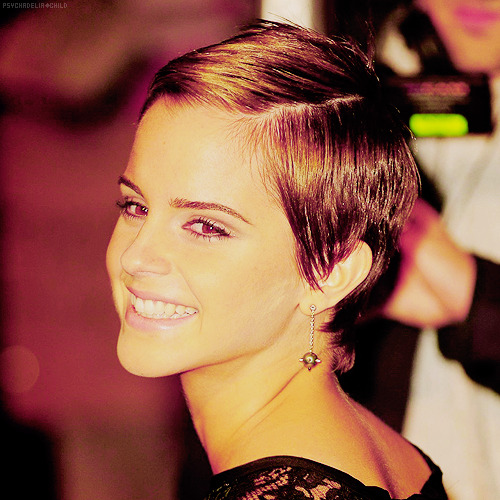 62442magic:  Emma being gorge.  I kinda wish I could pull off this haircut. I need