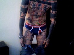 captainstevexxx:  iamthebrainwasher:  what the who?  inked bodies really turn me on, idk what it is  His arms are turning me on. Damn.