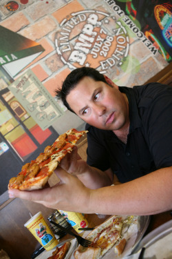 sleepycub34:  brokenmanx:  bearmythology:  Greg Grunberg poses with a pizza  HOT HOT HOT MAN. Id eat him and then the pizza for desert.   Why is he not putting the pizza in my mouth while sitting in my lap?