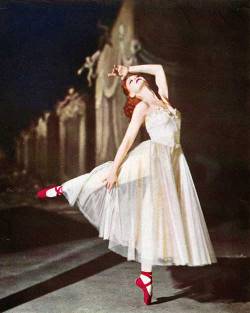 everything-is-connected:  wehadfacesthen:  via  lepoinconneurdeslilas:  The Red Shoes (1948) , Michael Powell &amp; Emeric Pressburger   Gaah! This movie always gives me such chills! 
