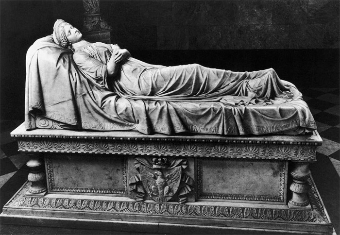 livingsickness-blog:  Sarcophagus Of Louise of Mecklenburg-Strelitz by Christian