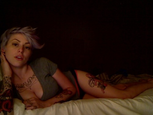 justcallmeblemy:  hng  I love tattooed girls with bleached hair and come hither looks.  Actuall