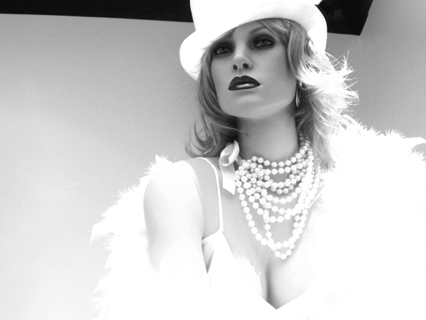 dubhlina:  Feathers and pearls By: Madeleine B. 