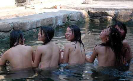 soakingspirit:  soakingspirit:  Young women of Zhuang ethinic group bathe in an open-air