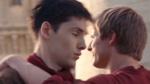 stupidfacesofmerlin:Arthur was definitley going in for a kiss.*takes deep breath*SHALALALALALA DON&a