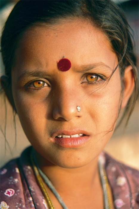 zerotoinfinity:   Rajasthan, IndiaGypsy girl.Image: Clive Grylls  leonine eyes &lt;3