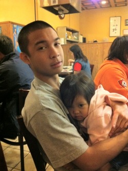 OMG! LOOK AT THE BABY! &lt;333  HER MUGGING FACEE. XDD