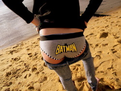 superherogirls:  beach bum!  That Batman, he gets around