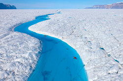 kateoplis:  2010 World Press Photo: Nick Cobbing for Green Peace: Arctic Melt  Amazing *_*