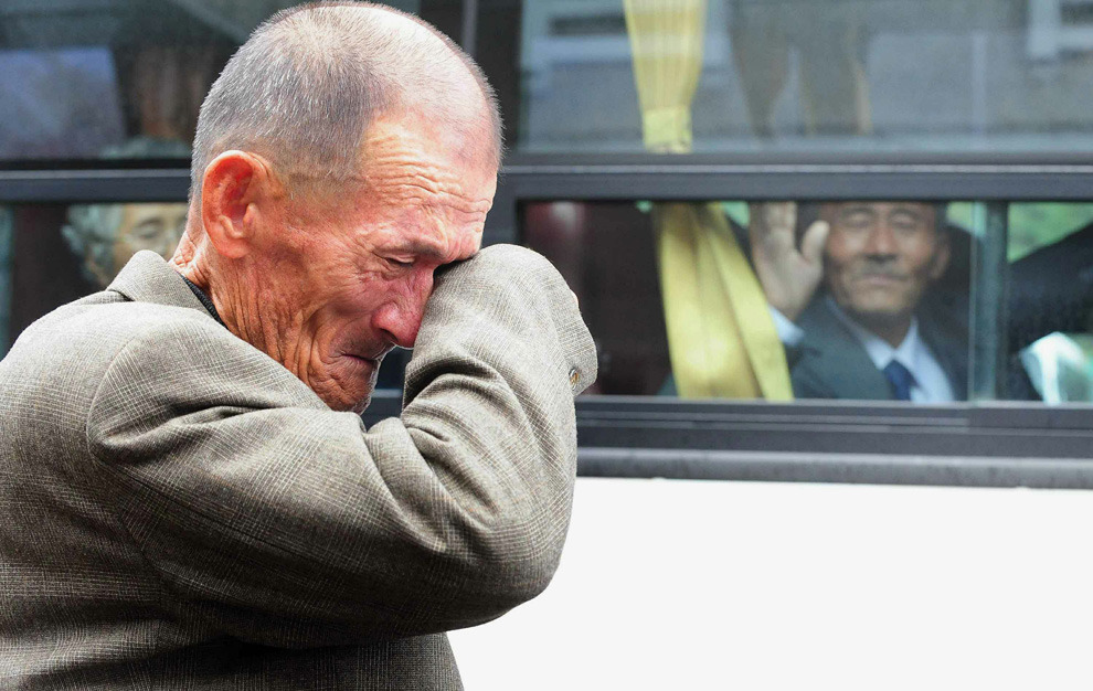 heartisbreaking:  itoshii-hito:  foolishcommunity:  An elderly South Korean man wipes