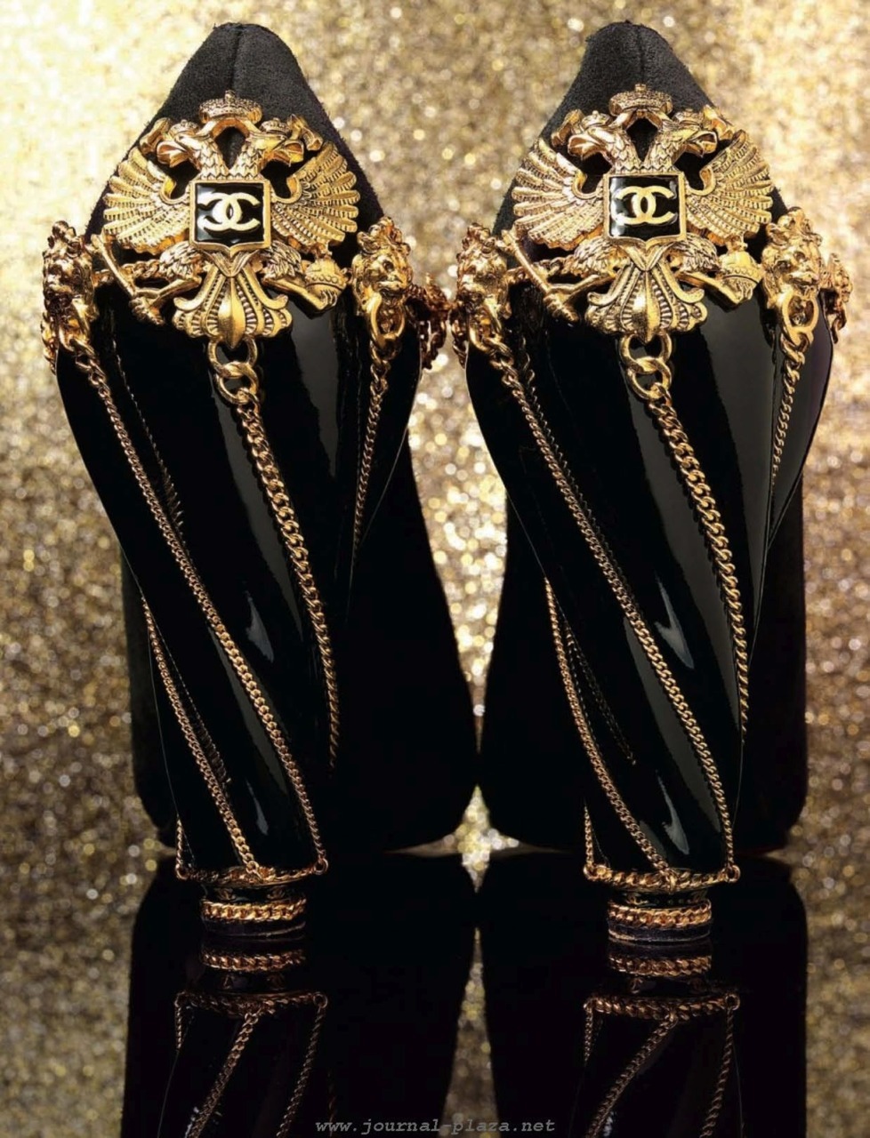 redcherriesandpinktulips:  mademoiselle-c: lifeaficionada: Black &amp; Gold Chanel