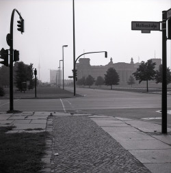 akanekinomoto:  Reichstag, Berlin 1977 (by