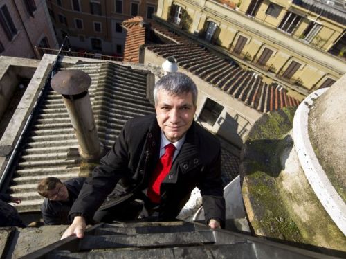 Roma - Nichi Vendola sul tetto della facoltà di Architettura a piazza Fontanella Borghese, occupata da due giorni da studenti e ricercatori. “Questa battaglia viene rappresentata come l’espressione di una volontà rivoltosa di una minoranza faziosa