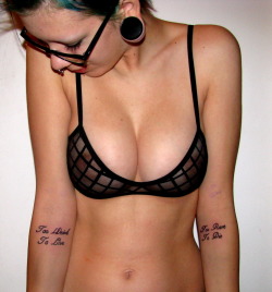 Coole Tattoos und erotischer BH.