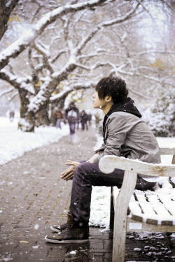 kuronumasawakos:  IMAGINE A BOY LIKE THIS WAITING FOR YOU FOR YOUR DATE AND IT STARTS TO SNOW AND HE WASNT PREPARED BUT HE’S WILLING TO WAIT FOR  YOUR SLOW ASS IMAGINE ITS BEEN SO MANY YEARS SINCE YOUR LAST HEARTBREAK AND NOW YOU’VE REACHED THAT