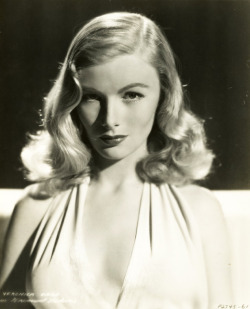 vintagegal:  Veronica Lake 1942 