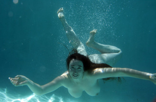 naked-beaches: naked-beaches.tumblr.com/ Naked underwater swimming. You can see plenty more n