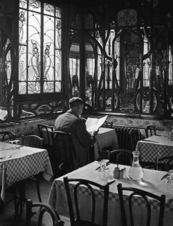 crashinglybeautiful:   André Kertész, Le Chartier du Quartier Latin, Paris nd [orig. caption: Ady déjeunait souvent ici, le Chartier du Quartier Latin qui a gardé son caractère 1900] thanks yama-bato for the reminder about this serie (also here).