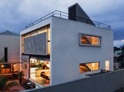 micasaessucasa:  Modern Monolithic Home With