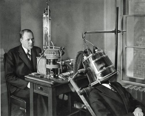 ajourneyroundmyskull:melisaki:Dr. F.G. Benedict’s Latest Apparatus for Measuring Metabolismphotograp