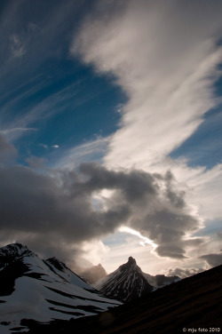 landscapelifescape:  Parker Ridge, British Columbia, Canada.  Submitted by mjufoto 